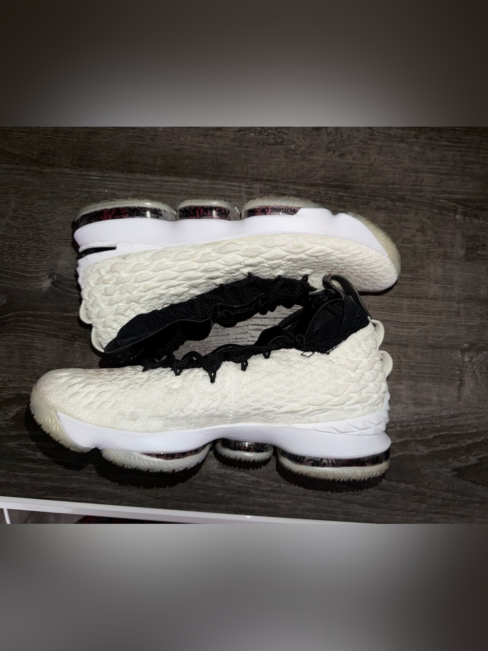 Size 9.5 Nike LeBron Hightop 15 White Graffiti         897650-900